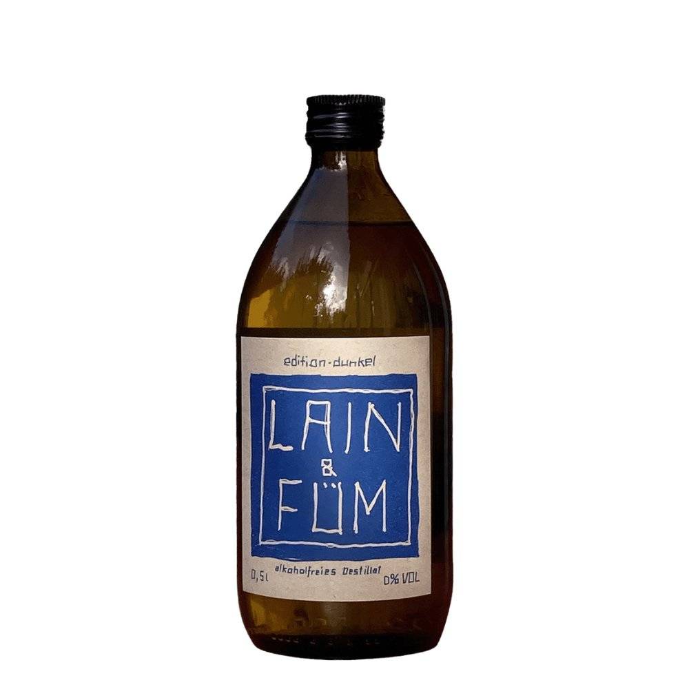 Eine Flasche Lain & Füm Destillat alkoholfrei. Eine alkoholfreie Alternative zu Cocktailbasis