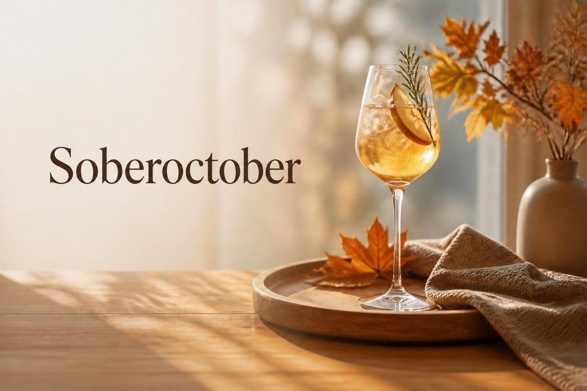 Ein elegantes, herbstliches Getränk mit Apfelscheibe und Rosmarin in einem Weinglas, auf einem Holztablett mit Herbstlaub und Dekoration, symbolisiert den SoberOctober-Trend.