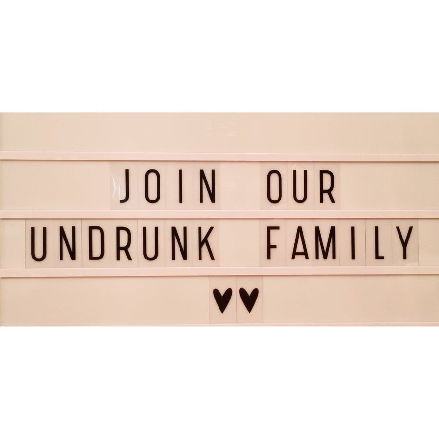 Leuchtkasten mit der Aufschrift 'Join Our Undrunk Family' und zwei Herzen darunter. Perfekt für Gutscheine von Undrunk.