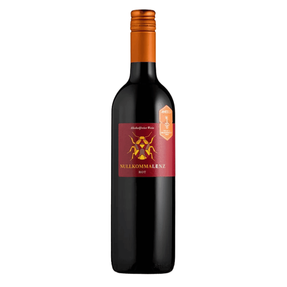 Dunkle Weinflasche mit rotem Etikett und orangefarbenem Schraubverschluss, zeigt Null Koma Lenz Rot Wein, ideal für Weinliebhaber