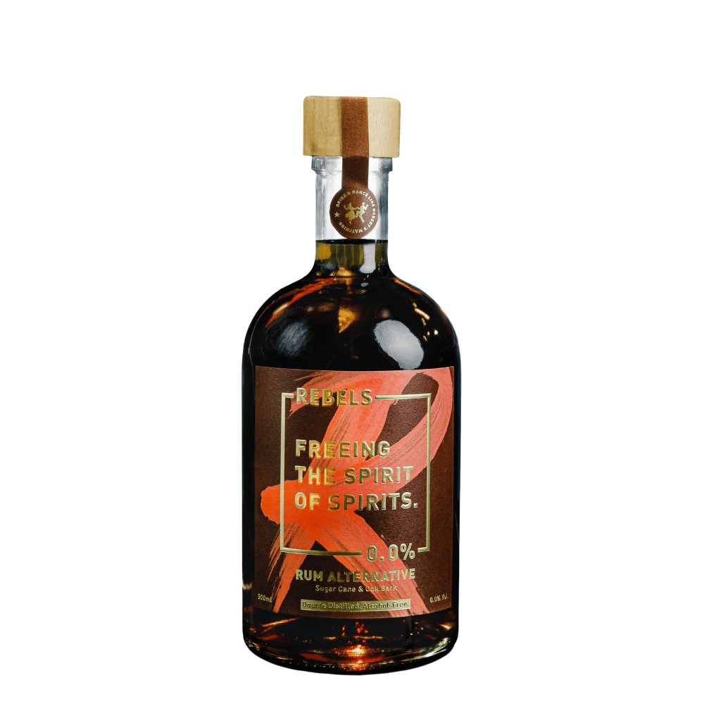 REBELS 0.0% Rum Alternative alkoholfrei in edler Glasflasche mit Holzverschluss, ideal für alkoholfreie Cocktails wie Cuba Libre. Jetzt online bestellen.